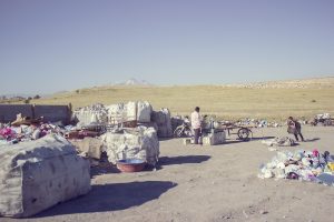 Soner Saltık, Serkent Mahallesi'nde çöp toplama merkezinin sahibi ve onun mekanı. Toplanan çöpler buraya getiriliyor, sonra da tartılıp parası ödeniyor. (Fotoğraf: Mullacan Bağdaş)